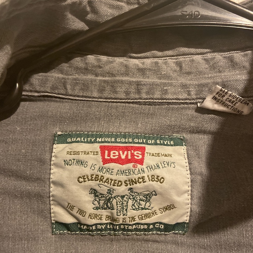 Levi’s button down - Picture 2 of 3